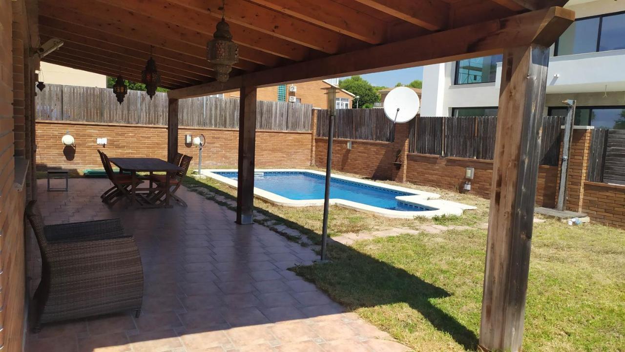 Chalet Moderno Con Piscina En Calafell Villa Luaran gambar