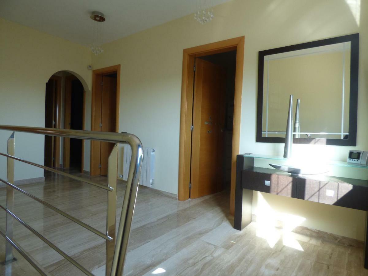 Chalet Moderno Con Piscina En Calafell Villa Luaran gambar