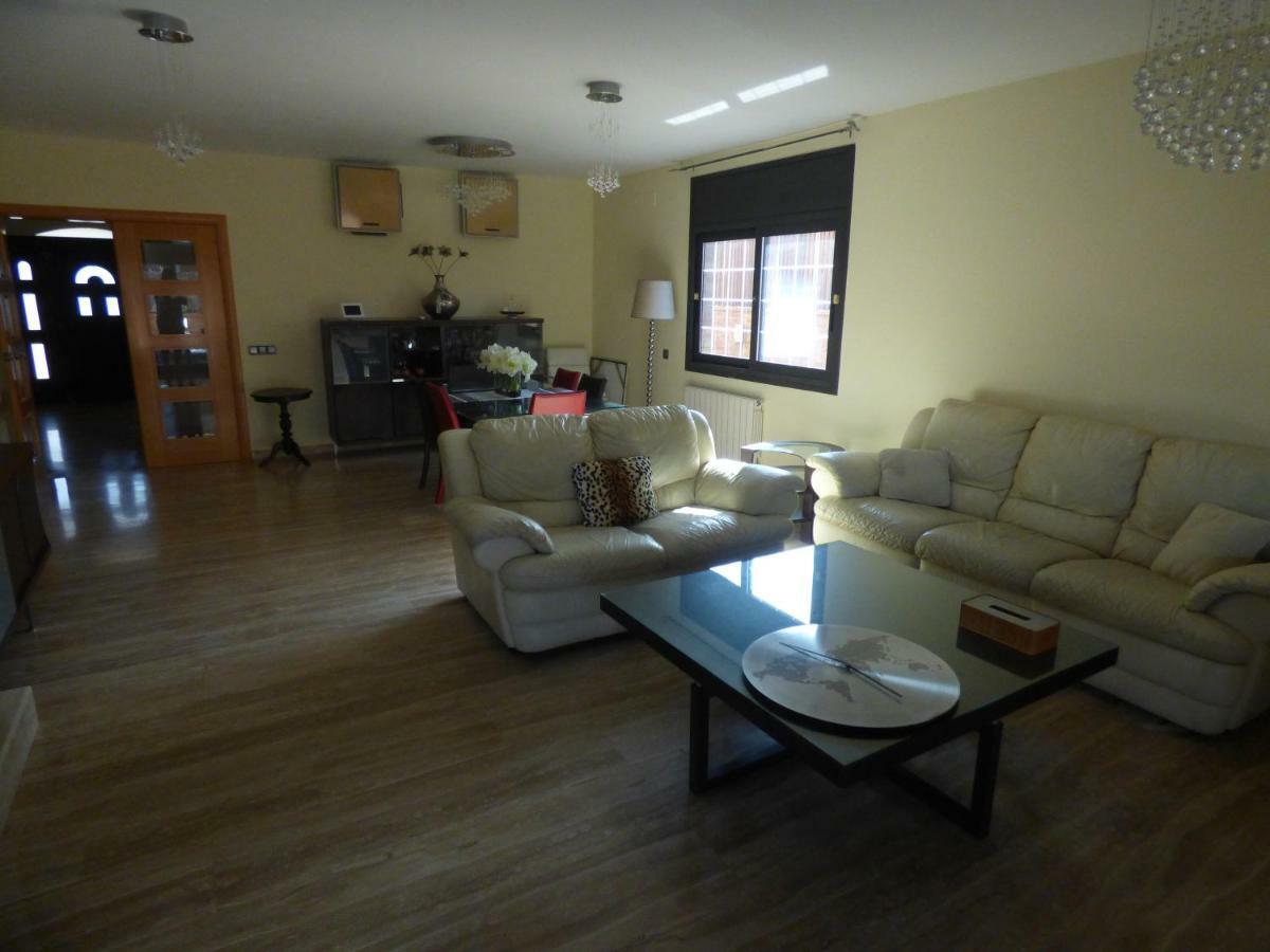 Chalet Moderno Con Piscina En Calafell Villa Luaran gambar