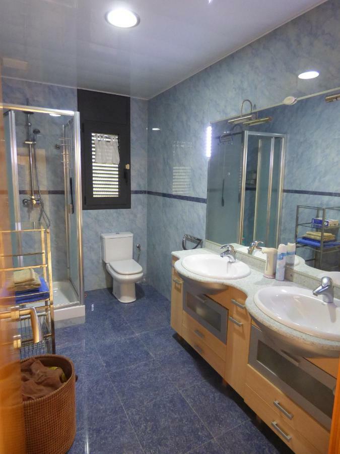 Chalet Moderno Con Piscina En Calafell Villa Luaran gambar